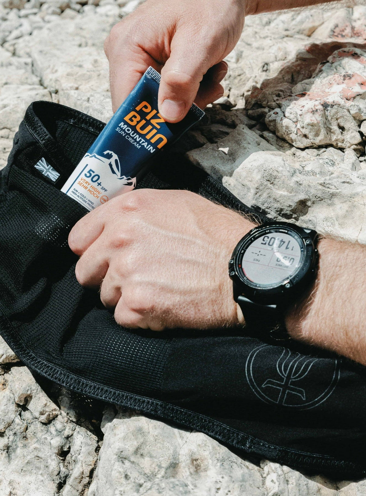 An in the field image of Force Running Belt in Obsidian Black (ITF)
