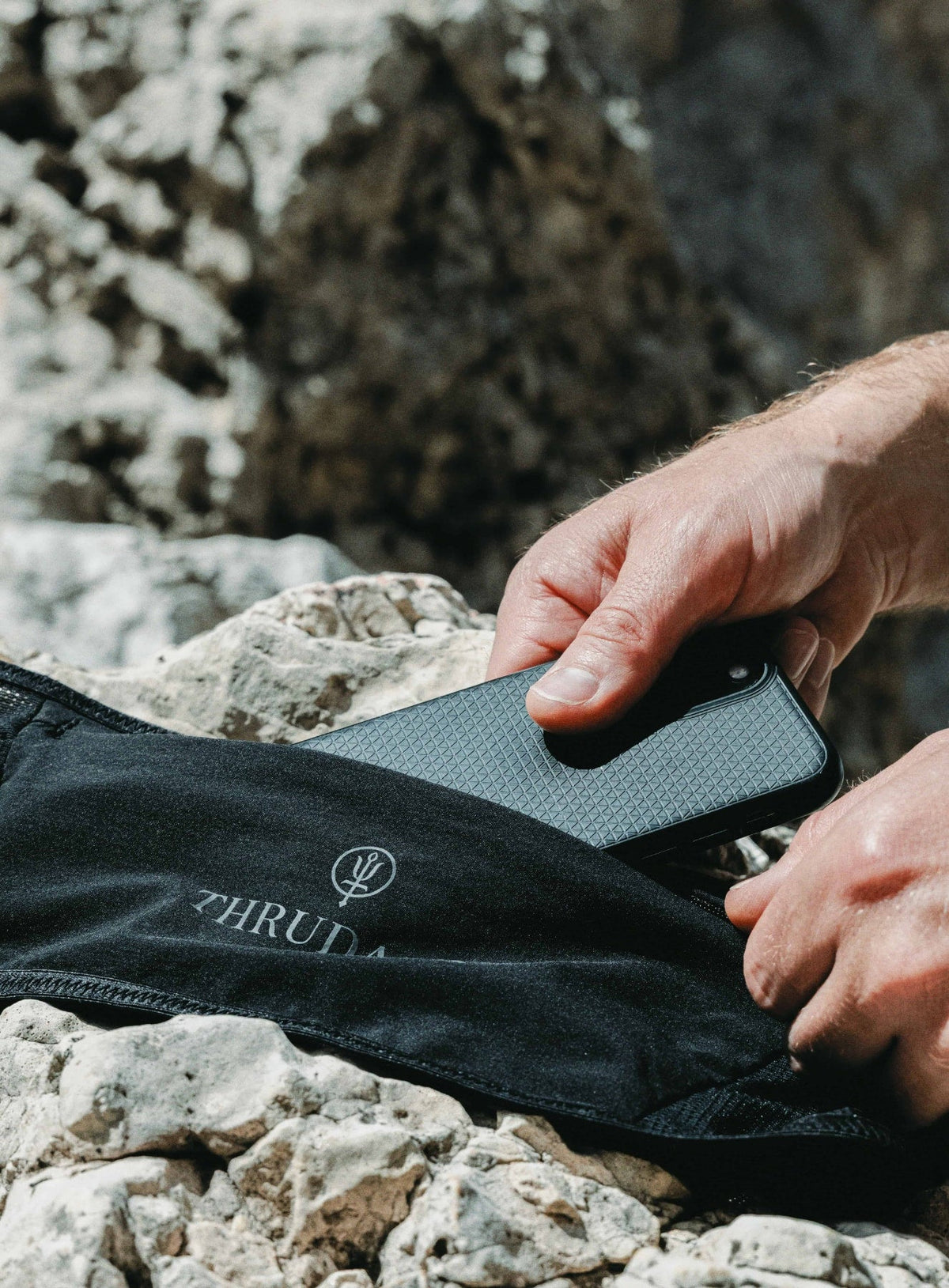 An in the field image of Force Running Belt in Obsidian Black (ITF)