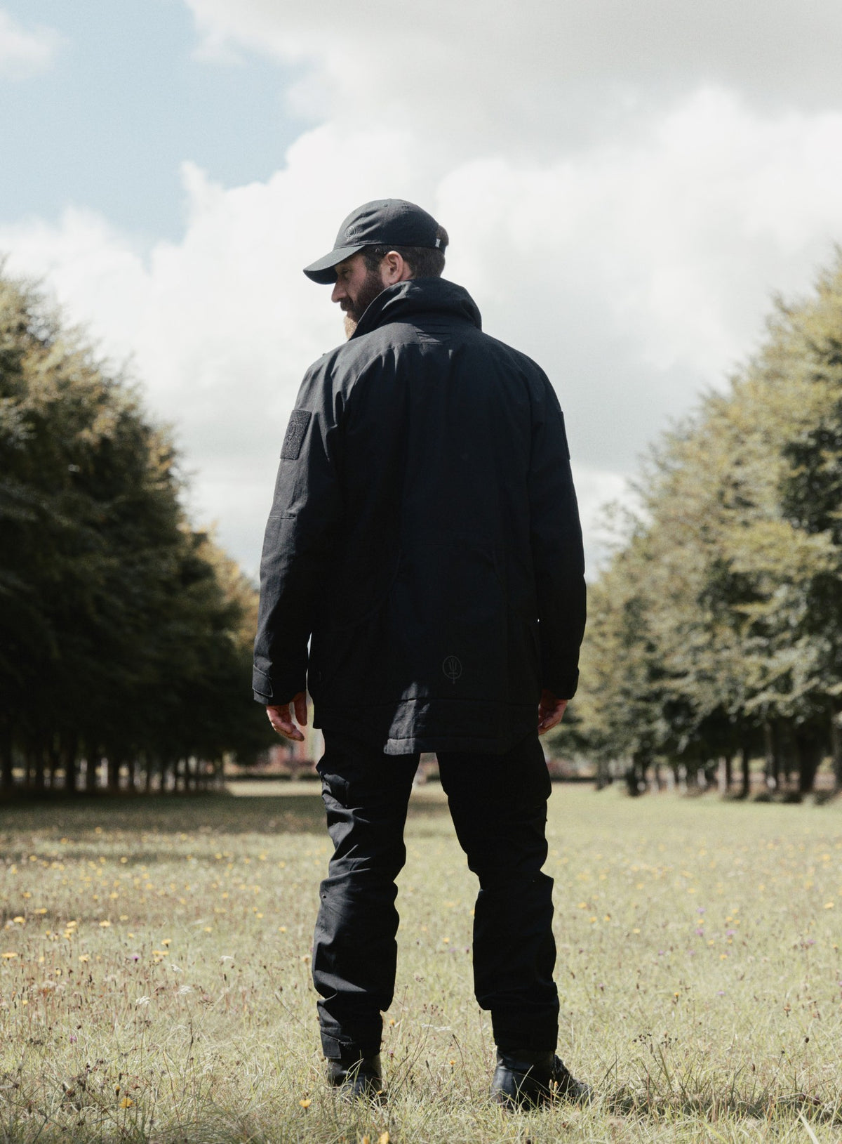 An in the field image of Men's HeriTech Grange Jacket in Obsidian Black (ITF)