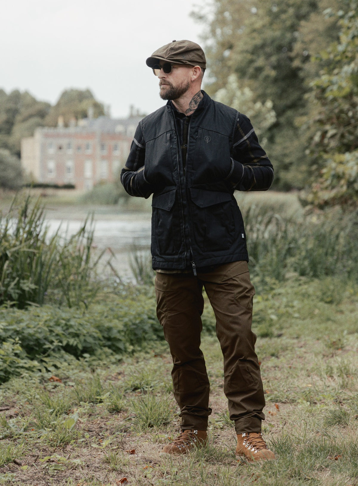 An in the field image of Men's HeriTech Hinterland Gilet in Obsidian Black (ITF)