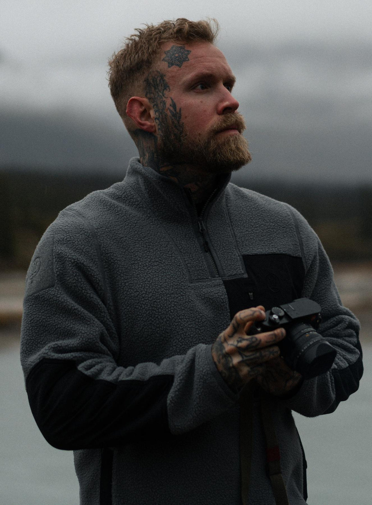 An in the field image of Men's Mantra Fleece 1/4 Zip in Antimony Grey (ITF)