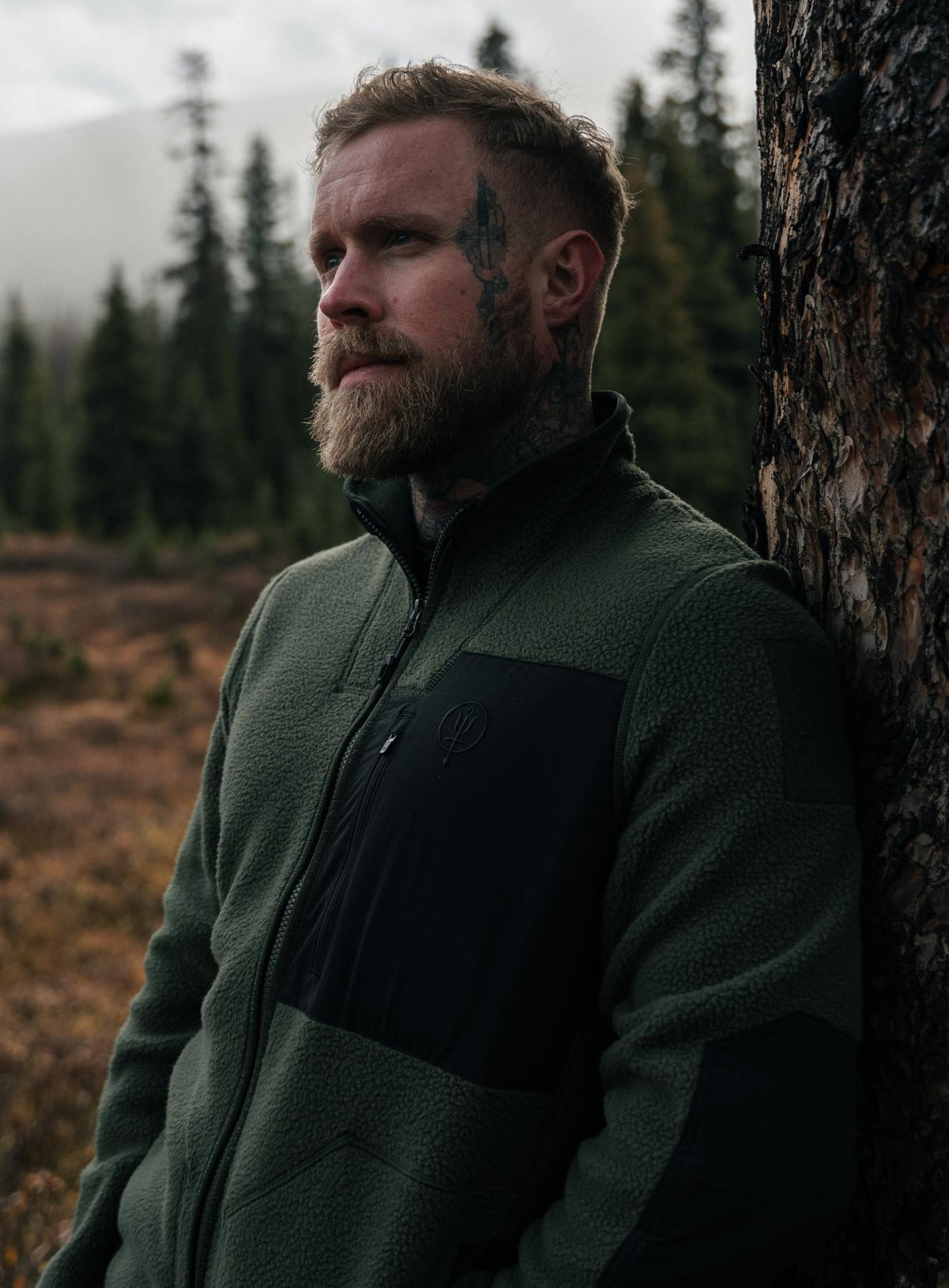 An in the field image of Men's Mantra Fleece in Forest Green (ITF)