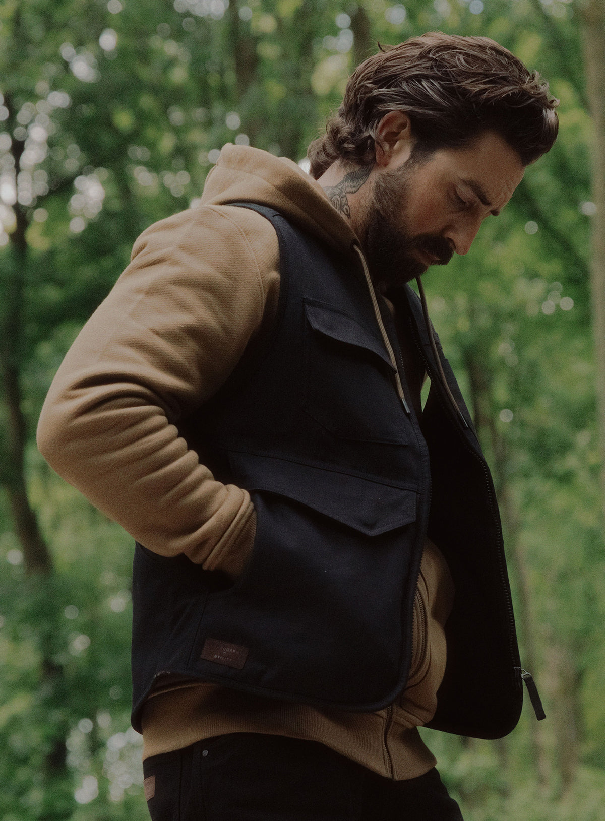 An in the field image of Men's Dissident Utility Vest in Obsidian Black (ITF)