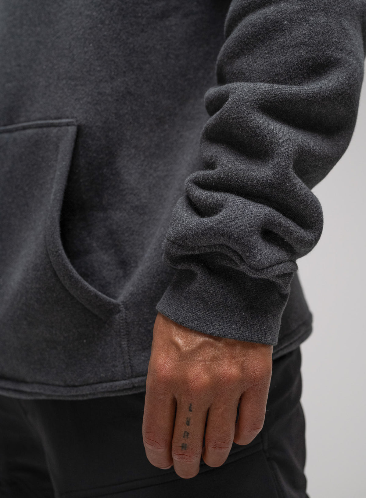 RIBBED CUFF DETAIL