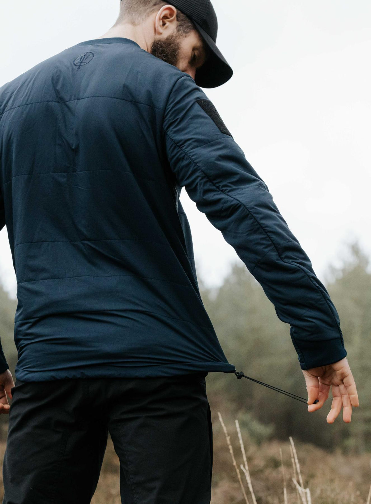 An in the field image of Men's Wraith Crew in Dark Sapphire (ITF)