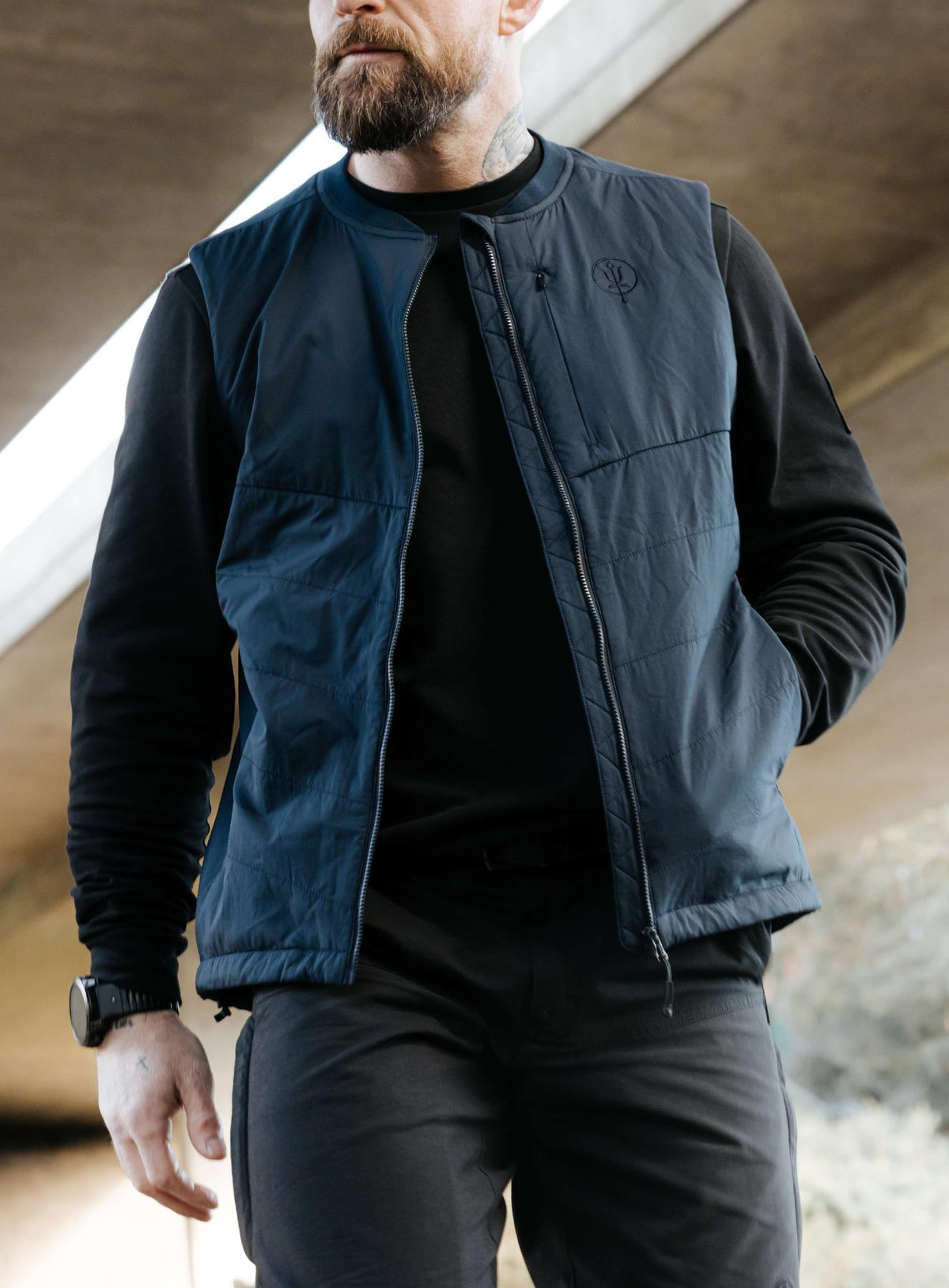 An in the field image of Men's Wraith Gilet in Dark Sapphire (ITF)