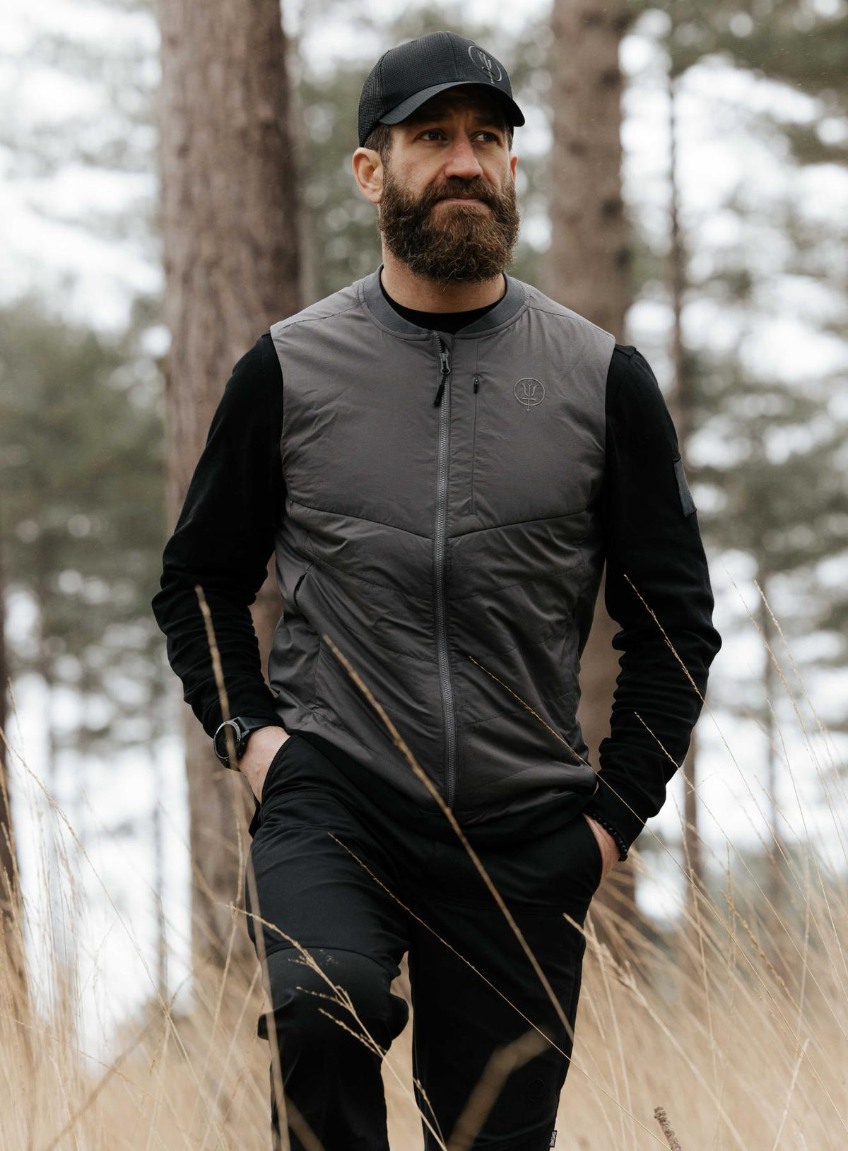 An in the field image of Men's Wraith Gilet in Raven Grey (ITF)